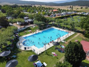 Vista aérea de la piscina del Camping Acedo
