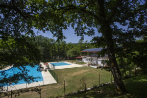 Visión general de la piscina del Camping Etxarri