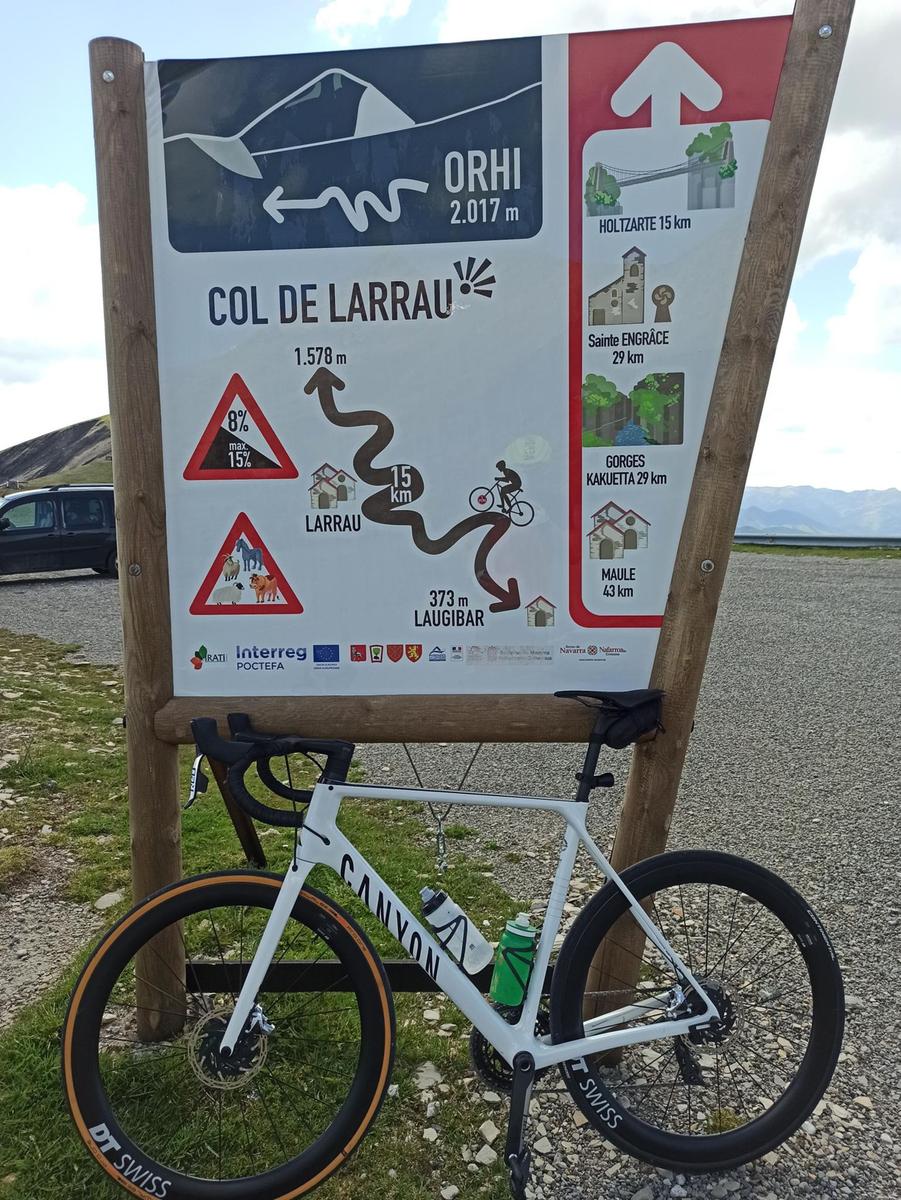 Cartel ruta con bicicleta de carretera por la comarca y pirineos