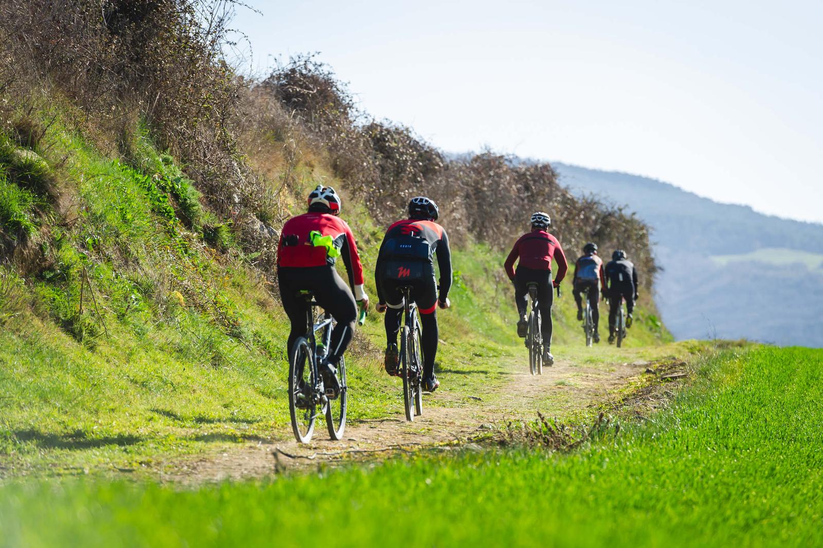 Grupo de ciclistas en ruta gravel por Tierra Estella
