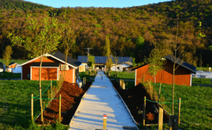 vista panorámica del camping izarpe al fondo un bosque